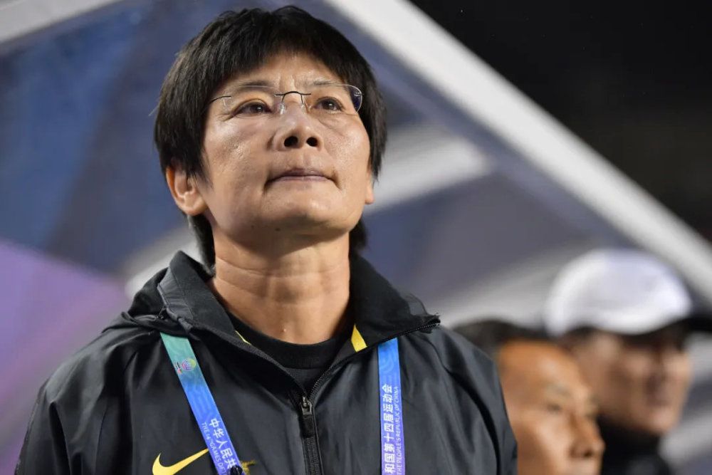 ”海报风格温馨治愈，为残酷现实平添一抹情感暖意